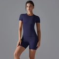 Vue détaillée du t-shirt de yoga violet foncé ajusté et de l'ensemble de short de cyclisme - Bleu foncé