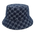 Dettaglio del cappello pescatore in denim blu scuro con motivo jacquard monogramma inciso - M (56-58cm) / Blu navy