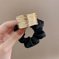 Scrunchie minimalista in raso nero con dettaglio rettangolare in metallo dorato testurizzato - Scrunchie / Nero