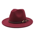 Dettaglio cappello fedora bordeaux con fascia in pelle intrecciata e fibbia d'oro - M (56-58cm) / Rosso Vino
