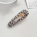 Minimalistische Haarspange mit Leopardenmuster in Beige und Grau aus Acryl mit Goldclip - Wassertropfen Blau Leopard