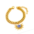 Bracciale a strati dorato con occhio greco e ciondolo a sole su sfondo bianco neutro - Bracciale