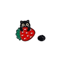 Spilla smaltata con gatto nero e fragola con chiusura a farfalla di sicurezza - Gatto Nero su Fragola