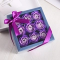 Seifenblumen Geschenkbox mit 9 lila Verlaufsrosen und Seidenband auf weißem Holz - 9 Stück / Verlauf Lila