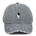 Casquette de baseball grise délavée avec broderie astronaute et visière style usé - Réglable / Gris Vieilli