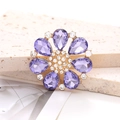 Dettaglio macro del ciondolo per scarpe a forma di fiore con cristallo viola a goccia - Viola