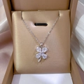 Collana a quadrifoglio in argento con cristalli chiari in un portagioie dorato - Pendente a Quadrifoglio (F519 Catena in Acciaio al Titanio Pendente in Rame) / Argento