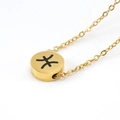 Dettaglio di una collana con ciondolo zodiacale dorato e simbolo dei Pesci nero su catena a O - Pesci