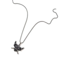 Dettaglio del ciondolo a forma di teschio pirata con spade incrociate su catena a scatola - Collana