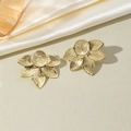 Orecchini a petalo placcati oro 18k con design floreale a strati e finitura spazzolata - Petali Impilati / Oro-Stile A