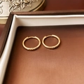 Dettaglio di orecchini a cerchio dorati a forma di corda in una scatola regalo - Fibbia per orecchio a cerchio tondo classico (Fibbia per orecchio 2#-Oro)