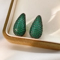 Primer plano de pendientes vintage en forma de gota con piedras verdes y base gris oscuro - Pin de plata 925 / Negro de Humo Verde - Gota de Agua