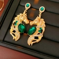 Dettaglio orecchini vintage a testa di cavallo dorati con pietre verdi - Oro Con Gemma Verde (Perno in Argento)
