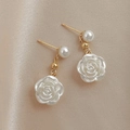 Eleganti orecchini a camelia in acrilico con perle finte bianche e finitura dorata - Orecchini a Fiore Bianco (Perno in Argento S925)