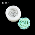 3D-Rosen-Silikonform in Weiß mit einer fertigen bläulichen Blume und feinen Blütenblättern - 17-857 Transparent