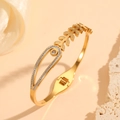 Détail d'un bracelet doré en arête de poisson avec gouttes évidées et diamants blancs - Style Goutte d'Eau Creuse Or (H419)