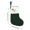 Chaussette de Noël en tricot vert avec revers blanc et broderie lettre V rouge - Lettre V
