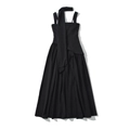 Detalle de un vestido negro de tirantes con bufanda a juego y falda de línea A con caída - S / Negro