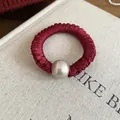 Coletero elegante de satén burdeos con perla grande sobre fondo de libro en crema - Estilo Decorado Con Perlas (3#发圈-红色-珍珠)