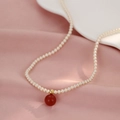 Französische Vintage-Perlenkette mit rotem Perlenanhänger auf rosa Seidenstoff - Halskette-Weiß-Rot