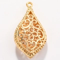 Detail van ingewikkelde gouden filigraanpatronen op een druppelvormige hanger accessoire - Stijl 1-Holle Waterdruppel