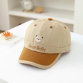 Primer plano de la gorra para bebé con bordado de oso y diseño de algodón en dos tonos - 50cm (1-3 años) / Caqui