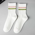 Weiße Baumwoll-Sportsocken mit rosa und grünen Streifen auf grauem Hintergrund - Weiß/Rosa & Grüne Streifen