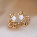 Eleganti orecchini a cerchio dorati con perle e zirconi su sfondo di seta fine - Perno in Argento - Oro Caffè