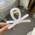 Dettaglio di un fermaglio per capelli a fiocco bianco traslucido con molla dorata - Bianco Gelatina