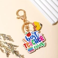 Dettaglio del portachiavi 'Best Teacher Ever' con matita arcobaleno e ciondoli - Stile Tondo Best Teacher Ever (5) / 5cm