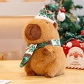 Plüschiges Wasserschwein-Spielzeug mit roter Weihnachtsmütze und Schal auf Holz - Schal Stil