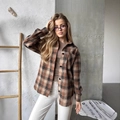 Dettaglio di camicia a quadri con tasca grande e bottoni in un ambiente casual - S / Marrone Scuro