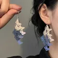 Makroaufnahme blauer und weißer Schmetterlingsohrringe mit Farbverlauf und Quasten-Design - Weiß-Blau (2# Ohrhaken)