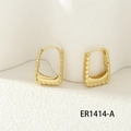 Vista macro di orecchini a cerchio rettangolari placcati oro 18K con design rigato - Oro a forma di U zigrinato (ER1414-A)