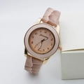 Nahaufnahme einer rosa Quarzuhr mit Krokoprägung, Lederarmband und roségoldenem Gehäuse - Rosa