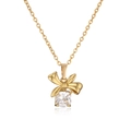 Dettaglio della collana a fiocco dorato con ciondolo in gemma quadrata trasparente - Collana / Oro Bianco Zircone