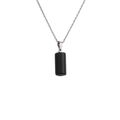 Collana con pendente cilindrico in pietra nera e catena argentata su sfondo bianco - Nero (NSN00308)