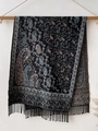 Detalle de pashmina negra con motivos paisley azules y adornos de flecos suaves - 70*180cm / T139-03 Negro Azul Beige