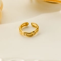 Macro di anello placcato oro in metallo liquido con design a linee fluide irregolari - Lava Irregolare Oro