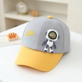 Dettaglio cappello bambino con patch astronauta 3D e ricamo Future Partner colorato - 52cm (2-5 Anni) / Grigio