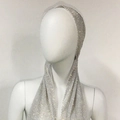 Detalle de turbante de malla plateada con brillantes adornos de pedrería y cristales - Blanco