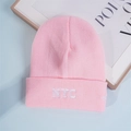 Gros plan du bonnet en tricot rose avec broderie NYC blanche et texture côtelée - Taille unique / Rose