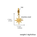 Makroansicht goldener Edelstahl-Sternanhänger mit Maßen und Karabinerverschluss - Stern Anhänger / Goldener achtzackiger Stern