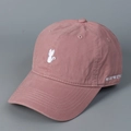 Detailansicht der rosa Baseballkappe mit Katzenstickerei und NO CAP NO STYLE Schrift - M (56-58cm) / Rosa