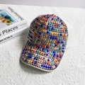 Primer plano detallado de una gorra de béisbol blanca con perlas de colores vibrantes - Adulto, Ajustable / Blanco