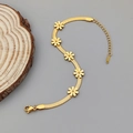 Elegante bracciale a catena serpente con margherite dorate e cinque ciondoli a fiore - Bracciale / Oro