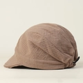Detail van een bruine geplooide baret met verstelbaar trekkoord op een beige achtergrond - L(58-60cm) / Khaki