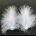 Dettaglio di fermagli per capelli in piume bianche con perle lucide su sfondo nero - Bianco - Girasole di Perla Paio