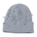 Detailansicht des distressed Strickmusters und der Risse an dieser hellblauen Mütze - M (56-58cm) / Grau