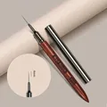 Vista macro del pennello nail art ultra-fine da 4mm con manico in sandalo e cappuccio - Pennello Liner Sandalo 4mm